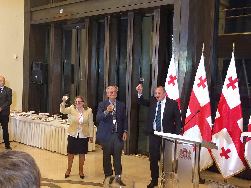 Президент Грузії Георгій Маргвелашвілі, президент Європейської академії дитячої інвалідності (EACD) Джованні Чіоні, та президент конференції Нана Татішвілі