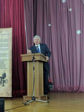 Професор Козявкін під час  конференції з фізичної реабілітації у Києві